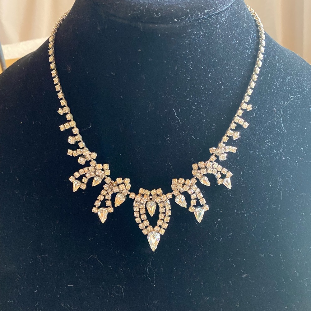 Very pretty rhinestone necklace